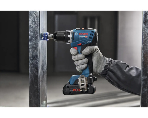 Mașină de înșurubat cu acumulator care găurește un profil metalic