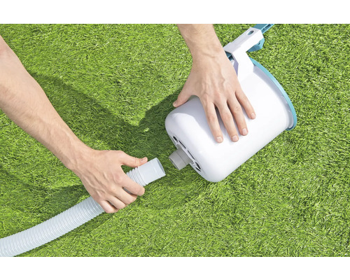 O persoană conectează un skimmer de piscină la un furtun.