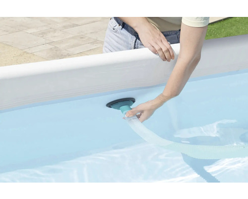 Persoană care conectează un aspirator de piscină la piscină