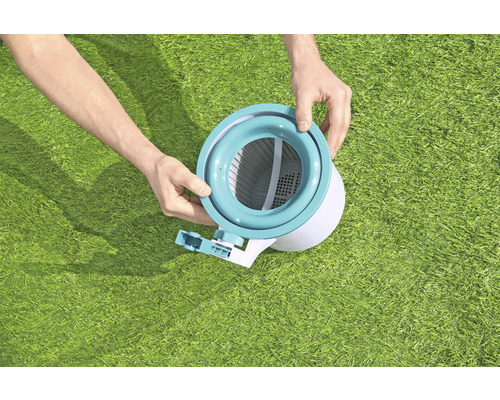 Skimmer de piscină în iarbă