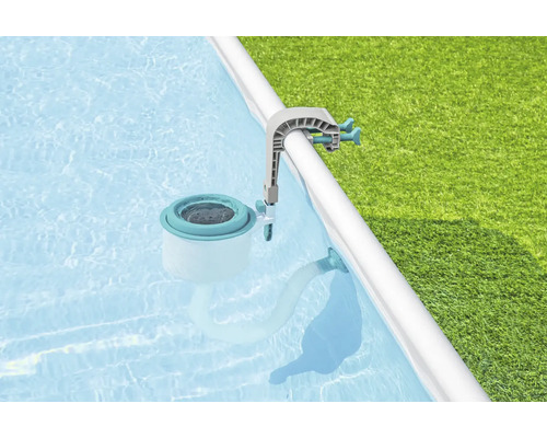 Skimmer de suprafață la marginea piscinei