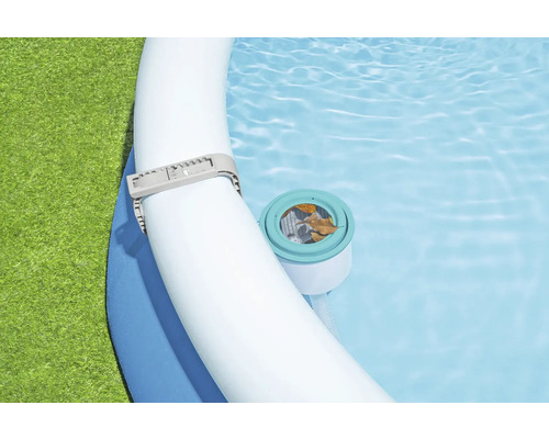 Prim-plan cu o piscină cu skimmer de suprafață pentru curățarea apei din piscină