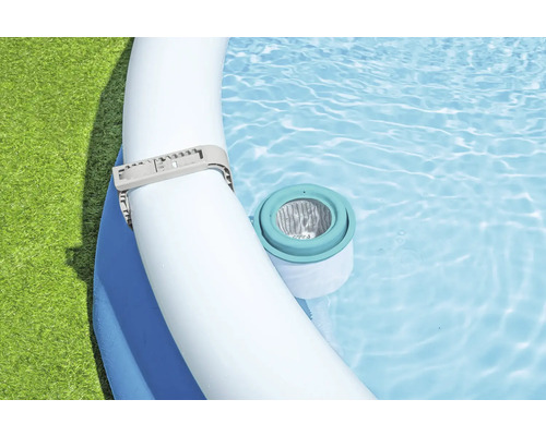 Prim-plan al unei piscine cu pompă de filtrare și clemă de furtun în apă limpede.