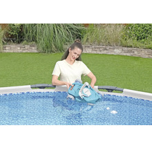 Femeie pune un robot de piscină într-o piscină din grădină
