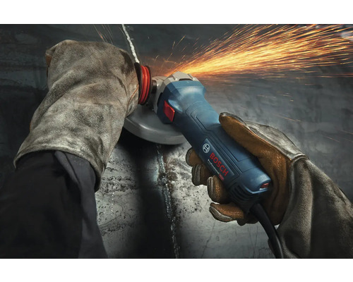 O persoană șlefuiește metal cu o mașină de șlefuit și mănuși de protecție, creând scântei. Logo Bosch.