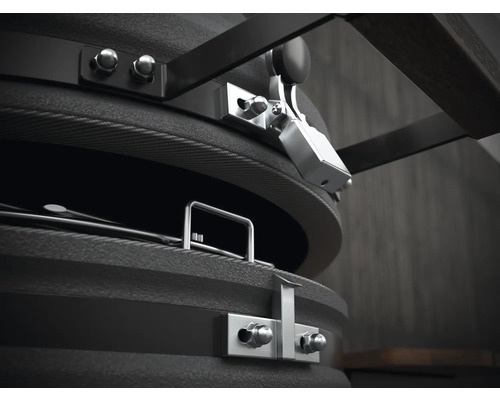 Prim-plan al unui grătar ceramic negru cu elemente metalice