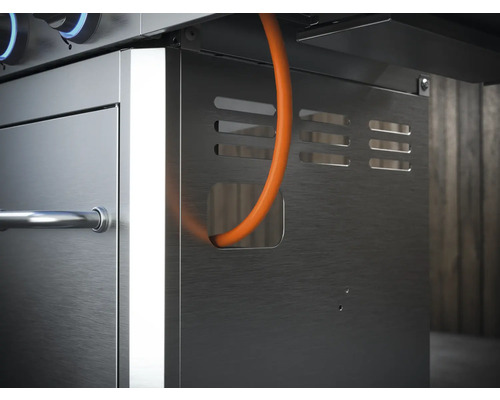 Prim-plan cu un grătar pe gaz din oțel inoxidabil cu furtun de gaz