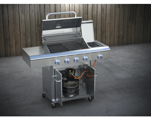 Grătar pe gaz din oțel inoxidabil cu capac deschis și butelie de gaz în dulapul inferior