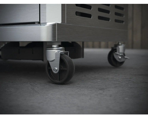 Prim-plan cu dulap metalic cu roți