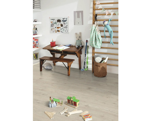 Cameră de copii cu podea din lemn, birou și jucării