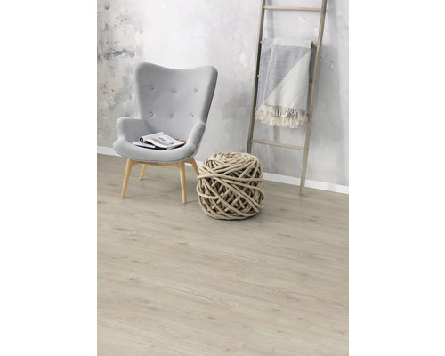 Cameră de zi cu fotoliu, minge tricotată și scară din lemn cu pătură pe podea laminată