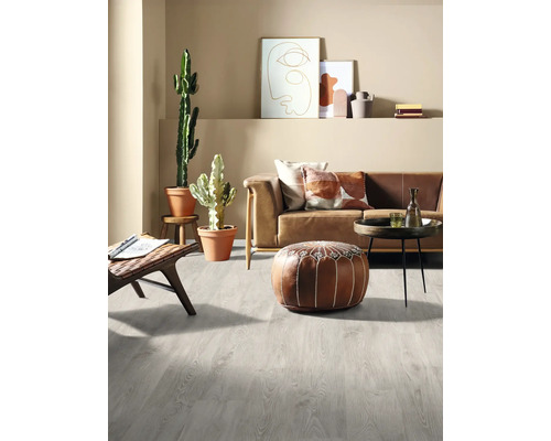 Cameră de zi cu podea laminată gri deschis, canapea, masă și decorațiuni.