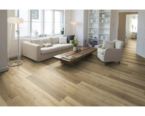 Cameră de zi luminoasă cu canapea, fotoliu, masă din lemn, raft și podea cu aspect de lemn.