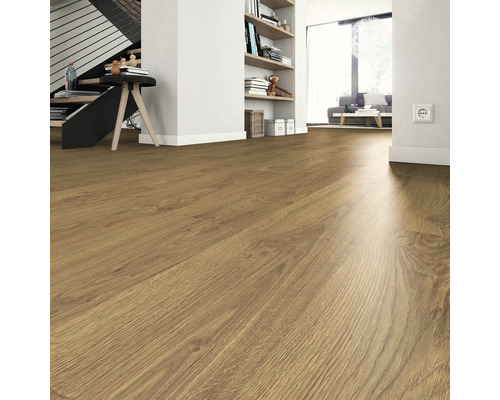 Pardoseală în camera de zi cu scară și bibliotecă