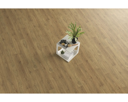 Pardoseală cu structură de lemn cu o măsuță laterală