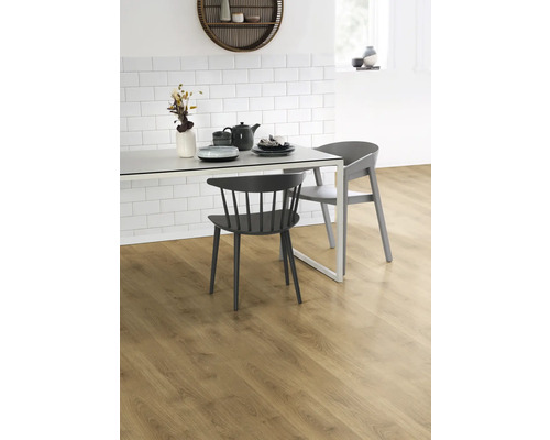 Masa de sufragerie cu veselă și scaune pe podea laminată