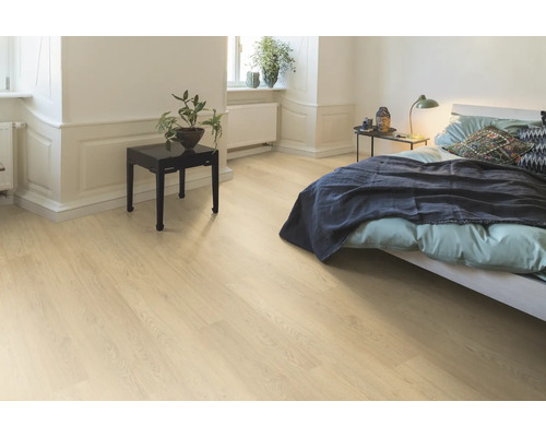 Dormitor luminos cu podea din lemn, pat și noptieră