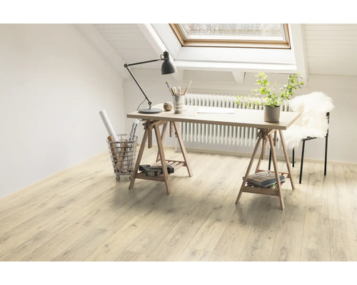 Spațiu de lucru luminos sub o fereastră de mansardă cu birou pe podele din lemn