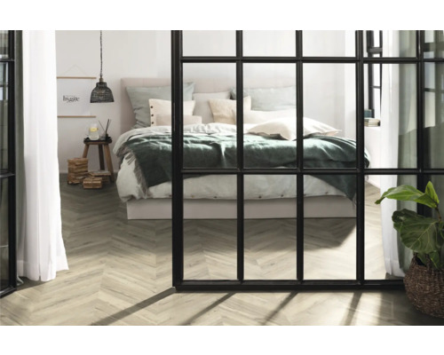 Dormitor luminos cu pat, podea din lemn și separator de cameră în stil fereastră