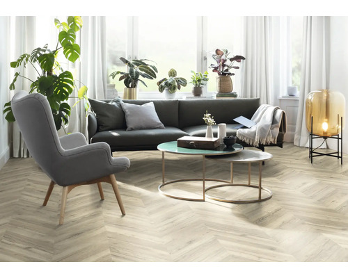 Cameră de zi cu canapea gri, fotoliu și obiecte decorative pe masă