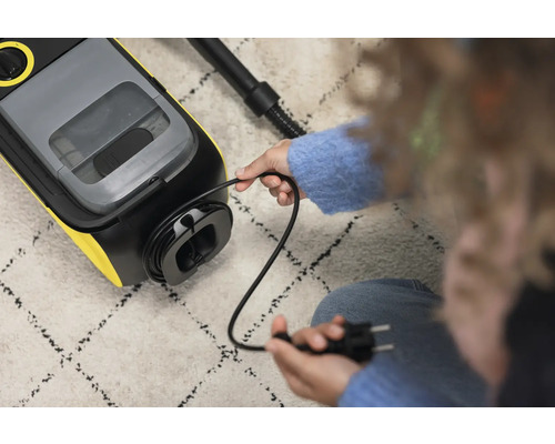 Compartiment pentru cablu pe un aspirator cu injecție-extracție cu ștecher