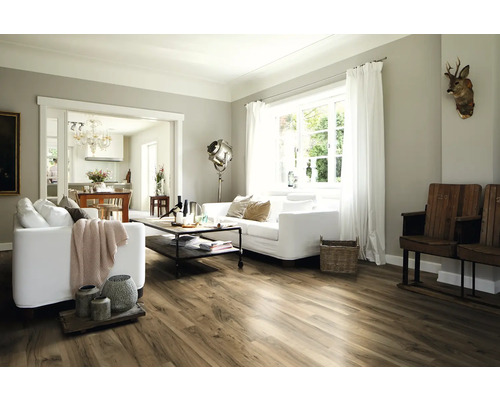 Cameră de zi cu podea din lemn, canapea și decorațiuni