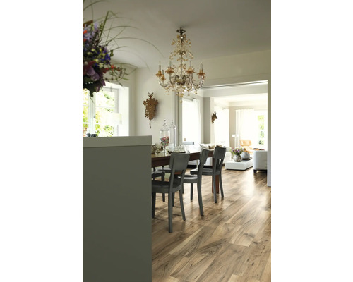 Sufragerie cu podea din lemn, masă, scaune și lustră de cristal