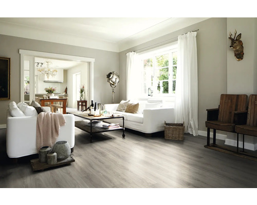 Cameră de zi luminoasă cu canapea, masă și podea din lemn