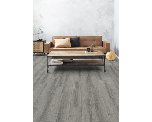 Cameră de zi cu podea gri din lemn, canapea și măsuță de cafea