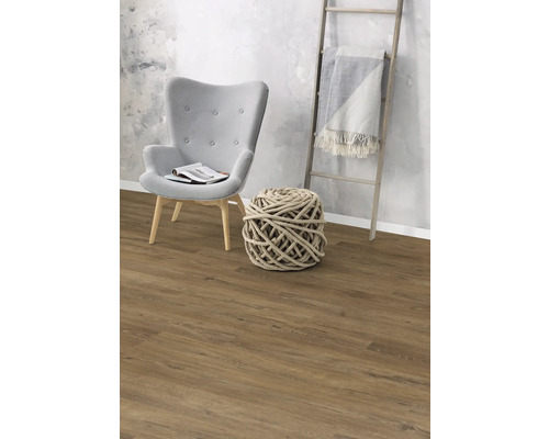 Living cu fotoliu, bilă decorativă din frânghie, scară și parchet laminat.