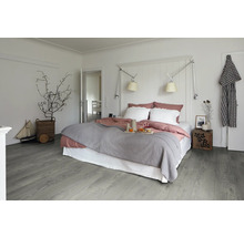 Dormitor luminos cu pat, noptieră și podea din lemn