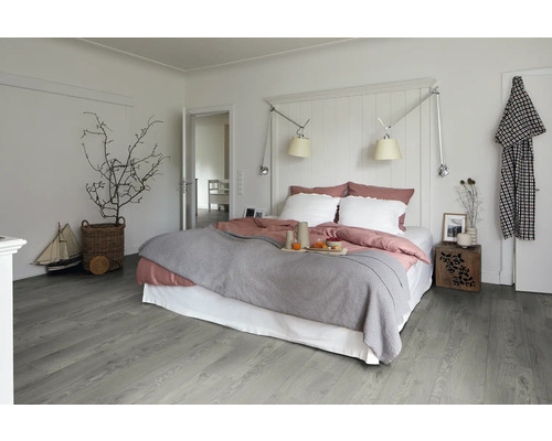 Dormitor luminos cu pat, noptieră și podea din lemn