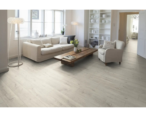 Living luminos cu podea laminată, canapea și masă din lemn