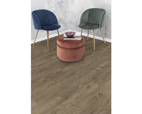 Două scaune și un taburet pe o podea din lemn.