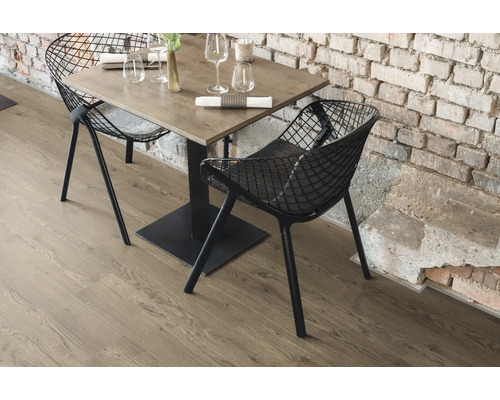 Masa de sufragerie pătrată cu două scaune într-un restaurant