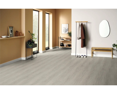 Cameră luminoasă cu podea, suport pentru haine și bancă