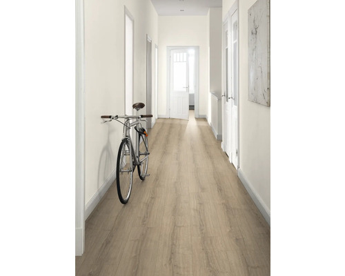 Hol cu parchet laminat, pereți albi și o bicicletă