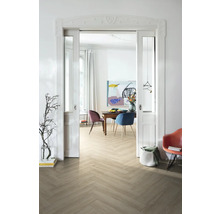Cameră luminoasă cu parchet herringbone, masă de sufragerie și scaune