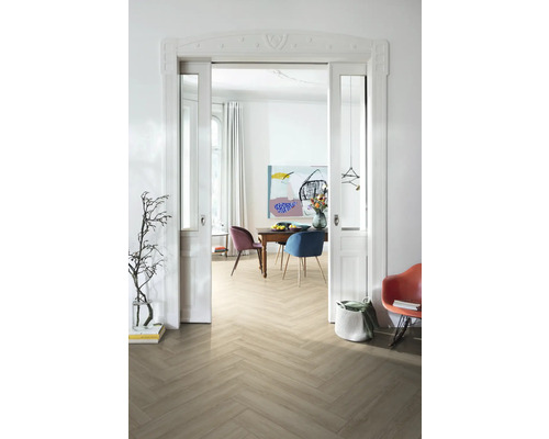 Cameră luminoasă cu parchet herringbone, masă de sufragerie și scaune