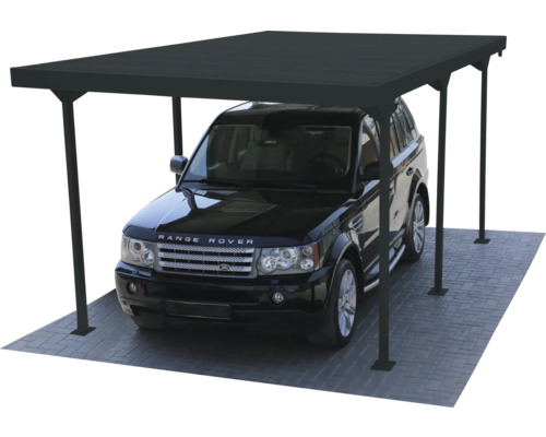 O mașină este parcată sub un carport.