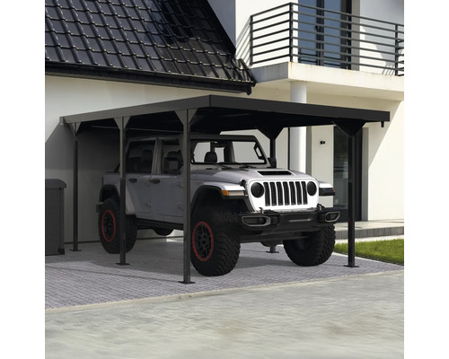 Copertină auto cu vehicul de teren parcat în fața unei case