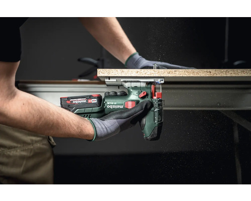 Fierăstrău vertical Metabo tăind o bucată de lemn