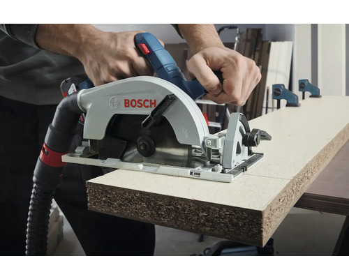 O persoană taie o placă de lemn cu un ferăstrău circular Bosch.