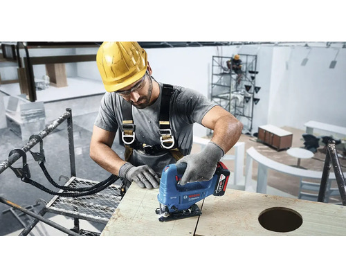 Un meșter folosește un fierăstrău vertical Bosch pe un șantier.