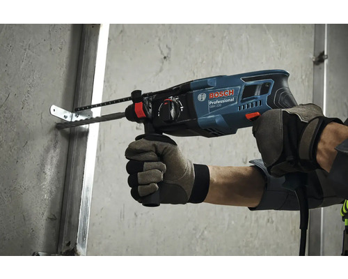 Găurire într-un perete cu un ciocan rotopercutor Bosch