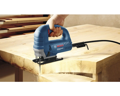 Fierăstrău vertical Bosch care taie o bucată de lemn.