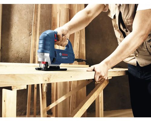 O persoană folosește un fierăstrău vertical Bosch pentru a tăia o scândură de lemn.