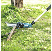 Drujba cu acumulator Makita tăind o ramură în grădină.