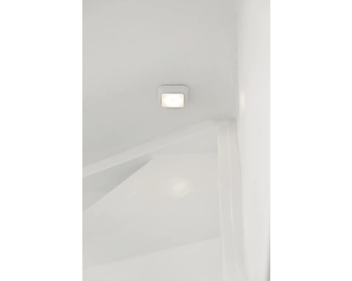 Lumină de tavan pătrată pe un tavan de cameră