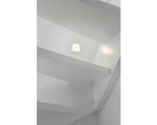 Casa scărilor cu trepte și o lampă de perete LED pătrată